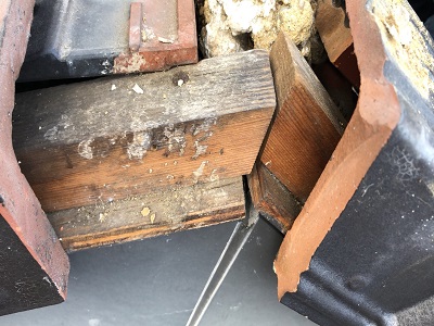 平板瓦に隙間が空いている様子