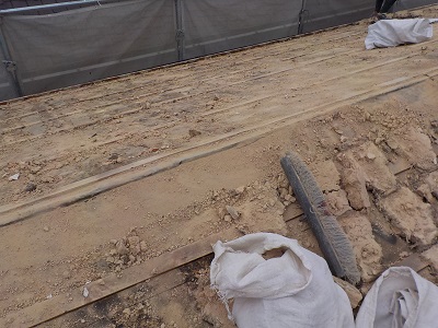 和瓦の取り外しをする様子