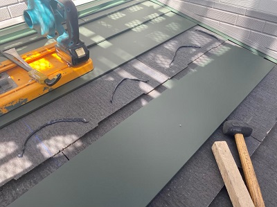 カラーベストに板金を貼っていく様子