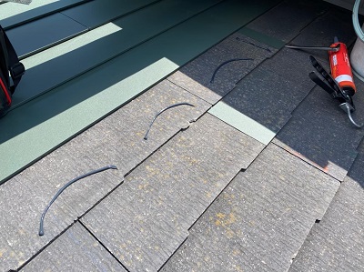 カラーベストに板金を貼っていく様子