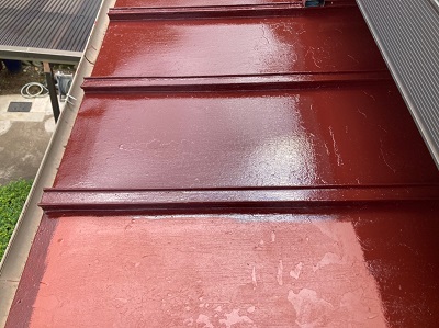 瓦棒屋根の本材塗装の様子