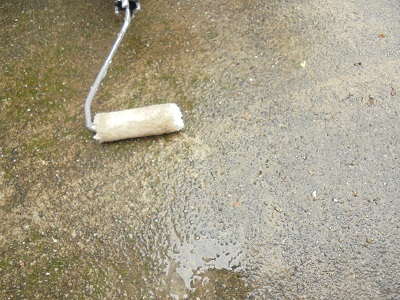 洗浄用の薬品を手塗りする様子