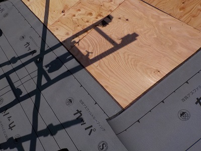 コンパネの上に防水シートを敷いている様子