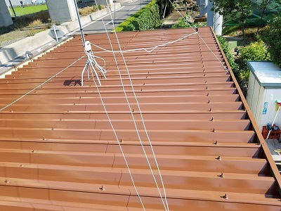 折板屋根に塗料本剤を塗りました