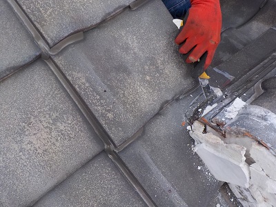 瓦を解体するために漆喰等を解体する様子