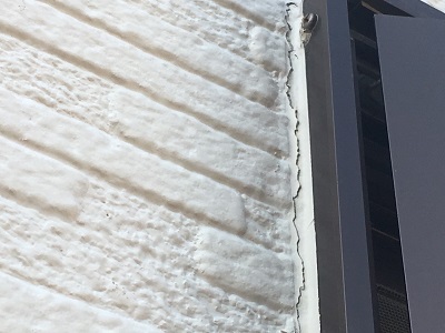 目地コーキングが割れてしまっている状態