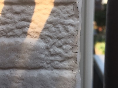 外壁の塗膜が剥がれてしまっている状態