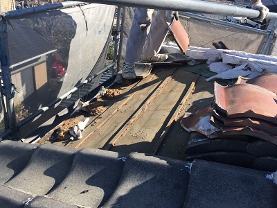 和型のお家の大屋根の解体の様子