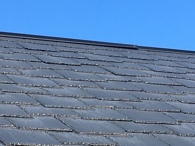 台風の影響で屋根の板金が浮いてしまったお宅の様子