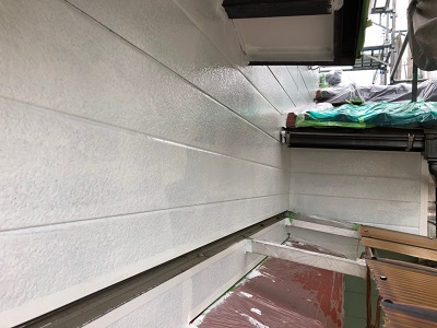 アルミサイディングの外壁の下塗りの様子