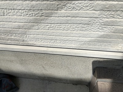 外壁が斑模様になってしまったお家の現地調査の様子