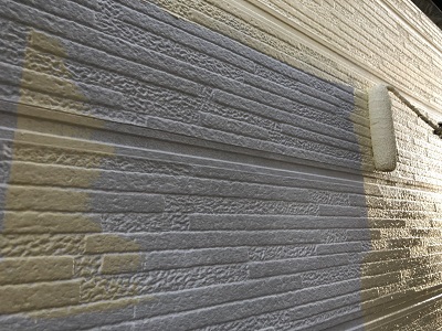 チョーキングが酷いお家の本塗りの様子