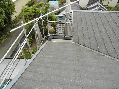 屋根のカバー工事を施工予定のお家の現地調査の様子