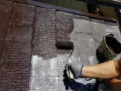 ひび割れたスレート屋根の塗装工事の様子