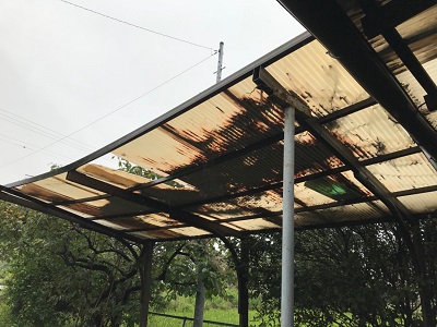 破損してしまった波板交換工事施工前の様子