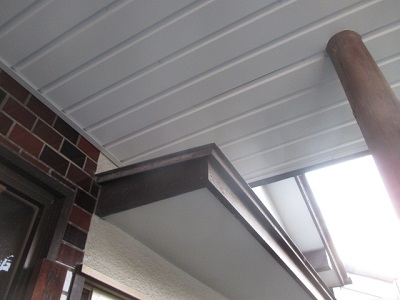 玄関ポーチの天井部分に板金でカバーした写真