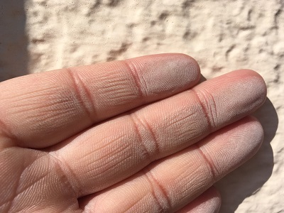 外壁現地調査のチョーキングの様子