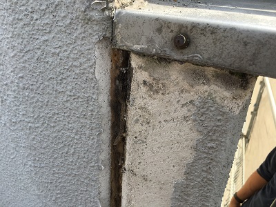 劣化したコーキング