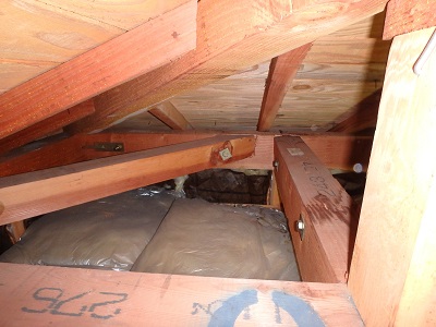 雨染みのはっきり出ている屋根裏の写真