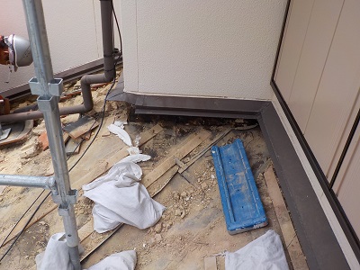 和瓦の取り外しをする様子