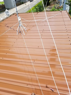 折板屋根に二度目の塗料本材を塗装した様子