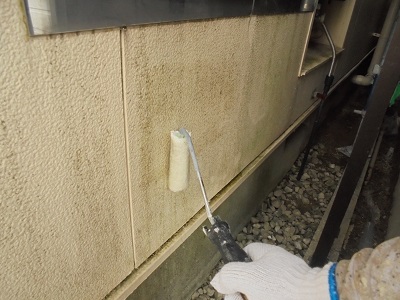 洗浄用の薬品を手塗りする様子