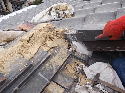 瓦を解体する様子