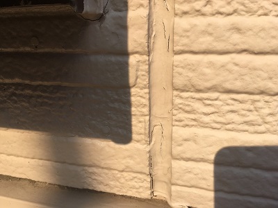 目地コーキングが割れてしまっている状態