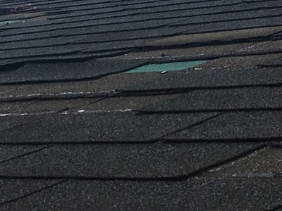 屋根材が飛散した屋根の様子