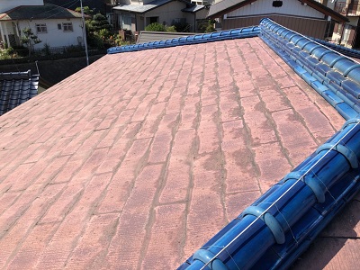 台風の影響で天井に雨染みができた屋根の様子