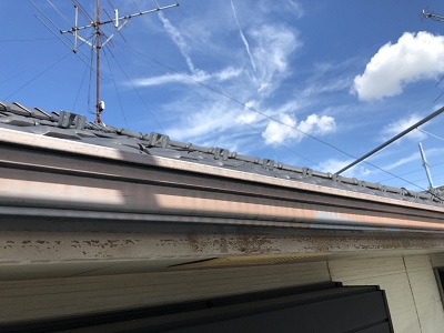 外壁が斑模様になってしまったお家の現地調査の様子