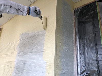 チョーキングが酷いお家の本塗りの様子