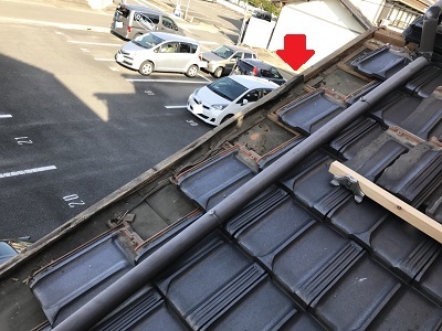 平板瓦に隙間が空いている様子