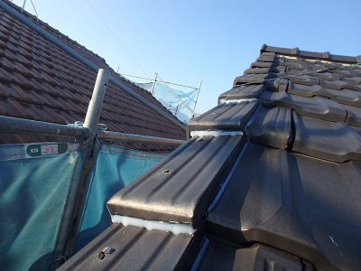 平板瓦の補修の様子