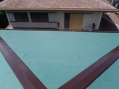 スレート屋根への塗装完工の様子