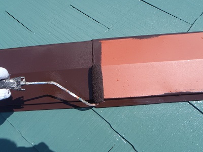 スレート屋根の塗装施工中の様子