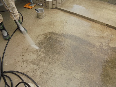 高圧洗浄機で洗浄を行う様子