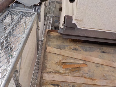 葺き土を取り除き、掃除した屋根