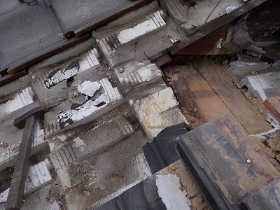 部分葺き替えを施工するために瓦を解体した様子