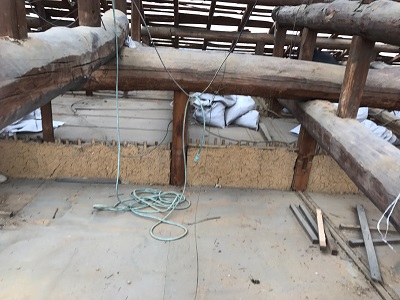 屋根の骨組以外を解体後、小屋裏の清掃をしている様子