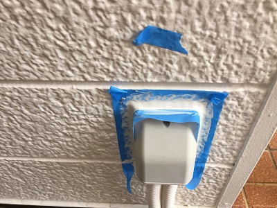 電源まわりのシーリングの下地処理の様子