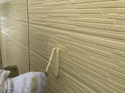 チョーキングが酷いお家の本塗りの様子