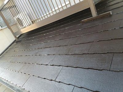 ひび割れたスレート屋根の塗装工事の様子