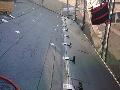 ソーラーパネルのあるお宅の屋根重ね葺き工事施工中の様子