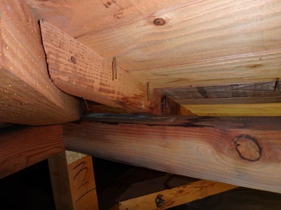 湿気で腐ってしまっている屋根裏の写真