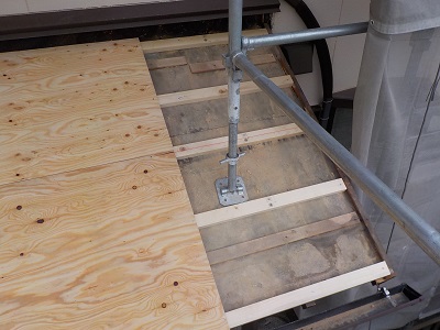 骨組の上に野地板を新設していく様子