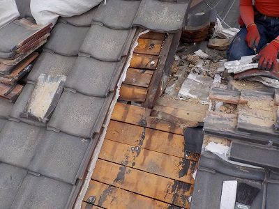 部分葺き替えを施工するために瓦を解体した様子