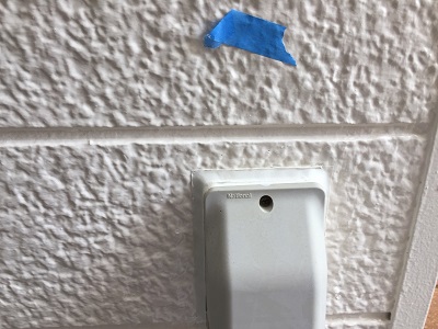 電源まわりのシーリングの下地処理の様子