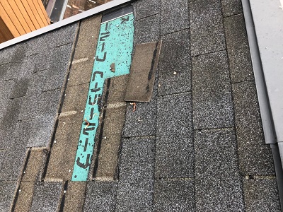 屋根材が飛散した屋根の様子