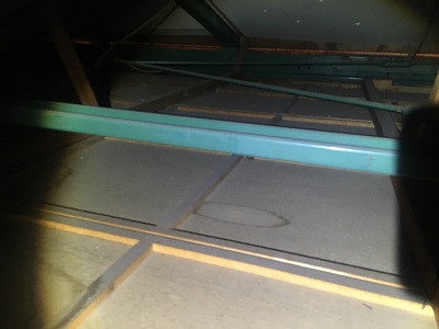 台風の影響で天井に雨染みができた小屋裏の様子